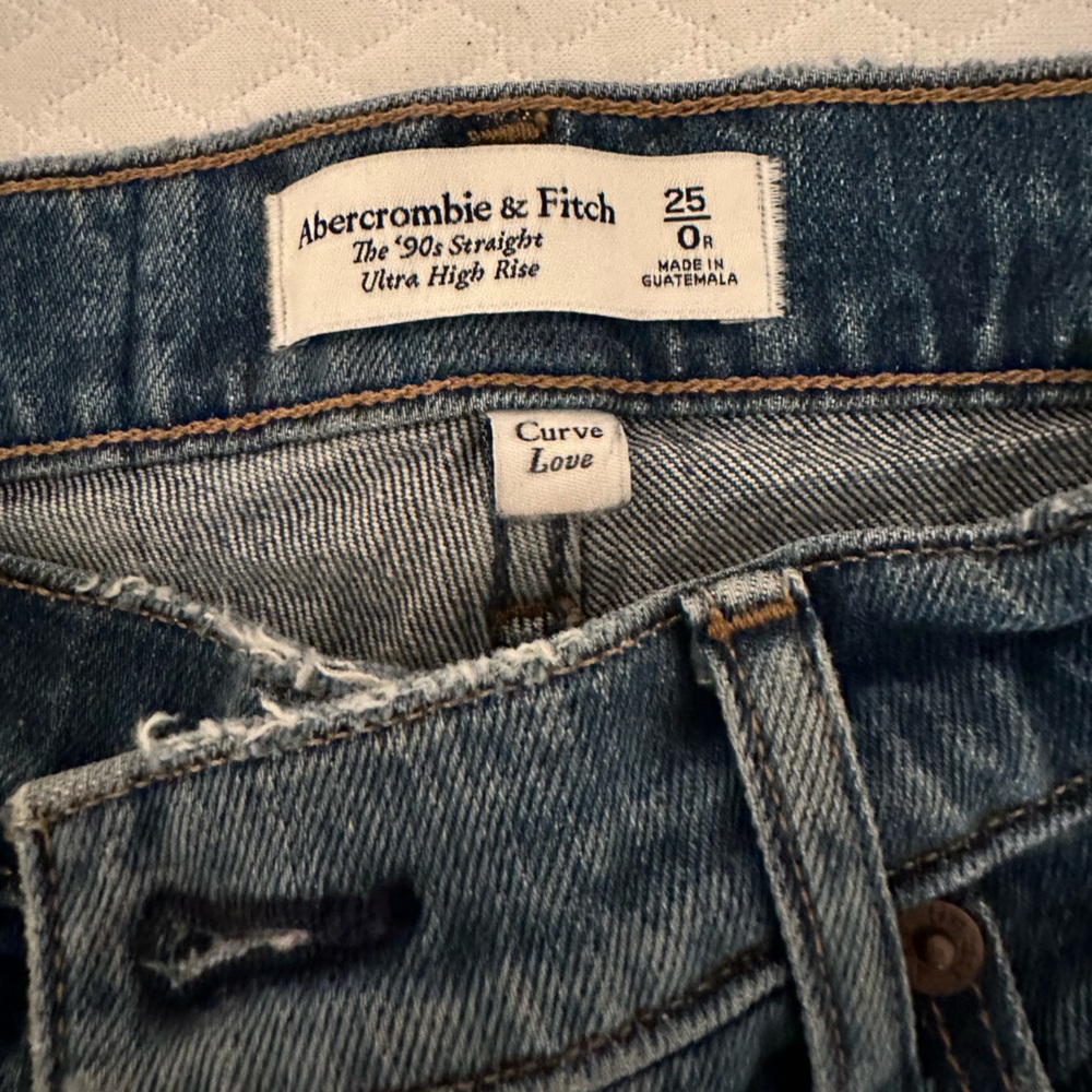 Abercrombie Curve Love High Rise 90s Jeans - Picture 2 of 3
